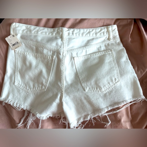 NWT FREE PEOPLE CUT OFF DISTRESSED
WHITE DENIM BUTTON FLY SHORTS SIZE 31 - Picture 3 of 4